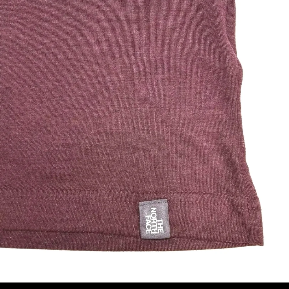 The North Face Men's XL Flashdry Burgundy Casual Shortsleeve T-shirt